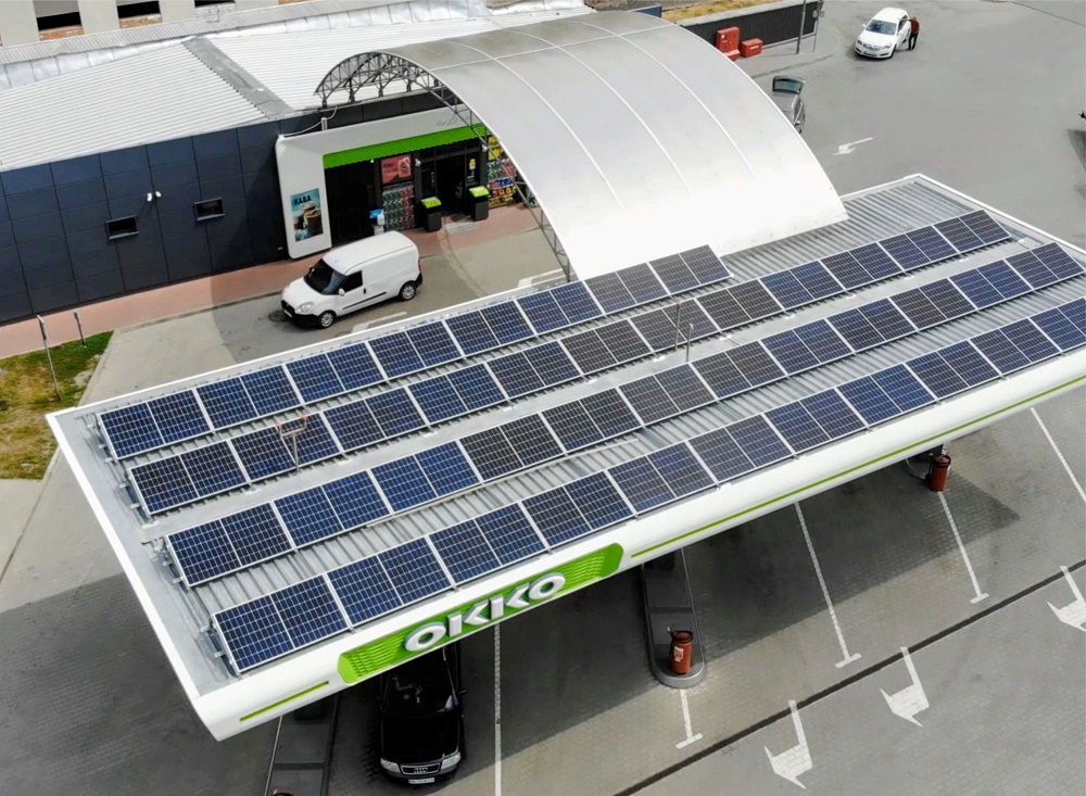 Мережа ОККО побудувала на своїх заправках 100 сонячних електростанцій
