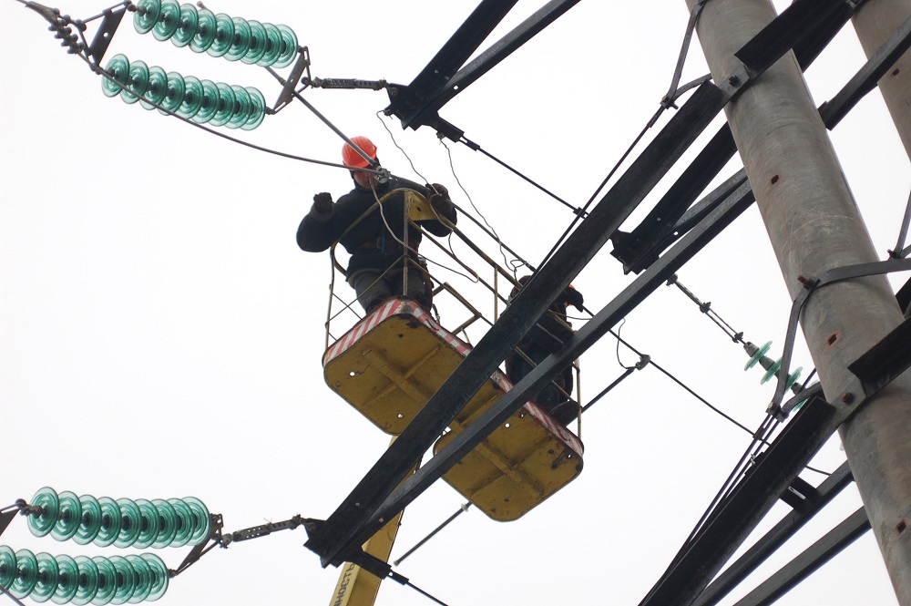 Енергетики відновили електропостачання майже 28 тисячам абонентів
