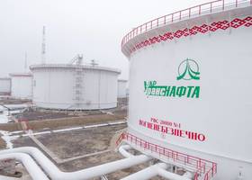 Забруднену російську нафту відкачають до резервуарів