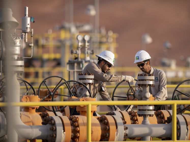 Саудівська Аравія тимчасово вдвічі знизила видобуток нафти