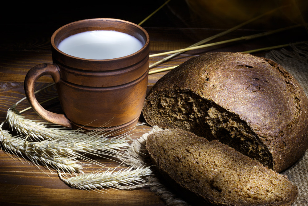 Ночью ем хлеб. Ржаной хлеб с молоком. Ржаной хлеб на Руси. Черный ржаной хлеб. Ржаной хлеб в древности.
