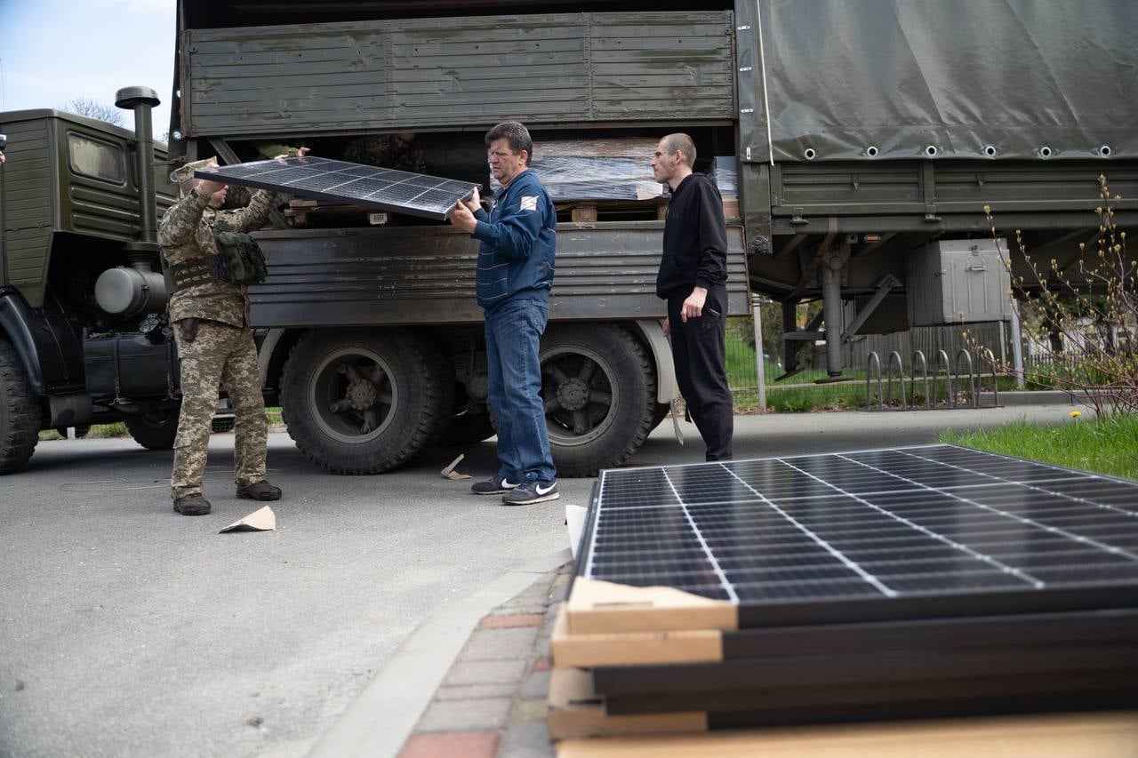 Сонячні батареї Tesla отримали дві амбулаторії на Київщині