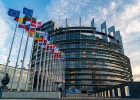 Європарламент закликає ЄС накласти санкції на Росатом і ЛУКОЙЛ