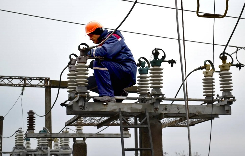 Енергетики відновлюють електропостачання на півдні і заході країни