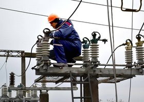 Енергетики відновлюють електропостачання на півдні і заході країни