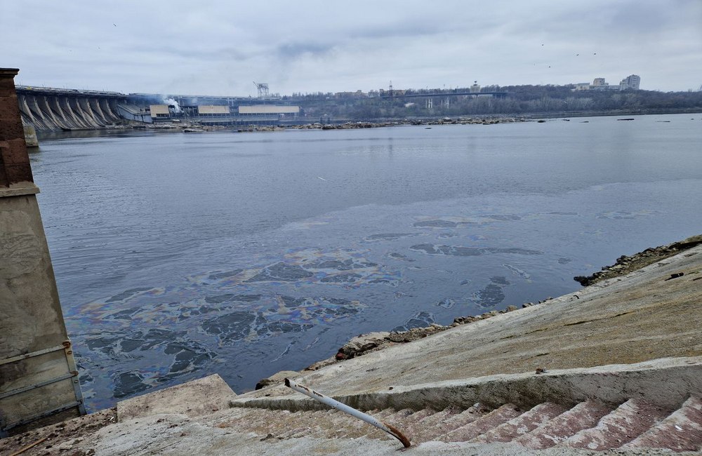Держекоінспекція зафіксувала витік нафтопродуктів у Дніпро біля ДніпроГЕС