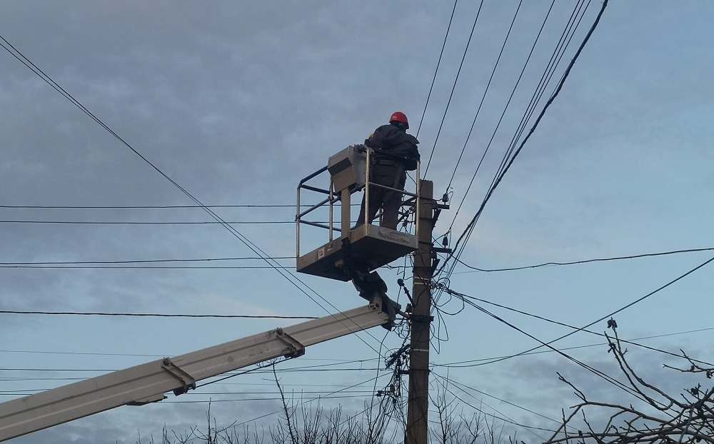 Енергетики заживили майже 100 знеструмлених через негоду населених пунктів  | Українська Енергетика