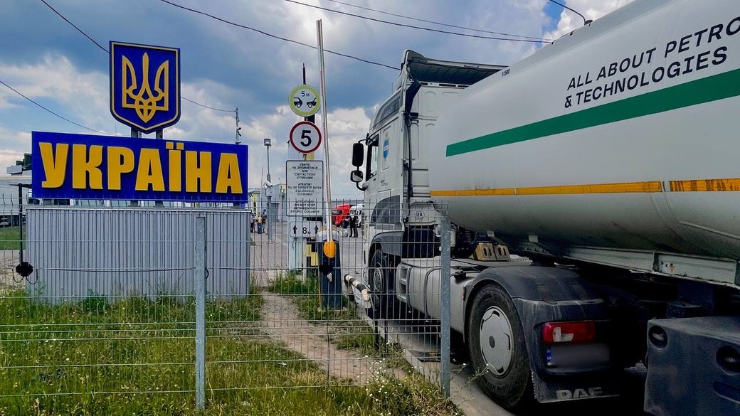 З 24 червня на кордоні з Польщею утворилися черги з українських бензовозів