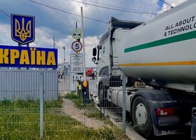 З 24 червня на кордоні з Польщею утворилися черги з українських бензовозів